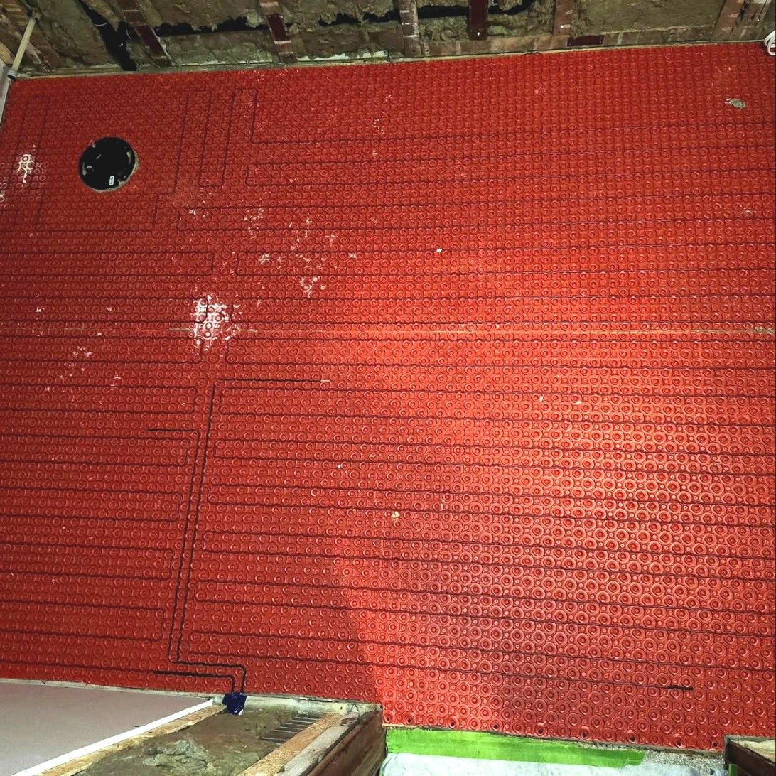 Electric floor heating cable laid in an uncoupling membrane before tile